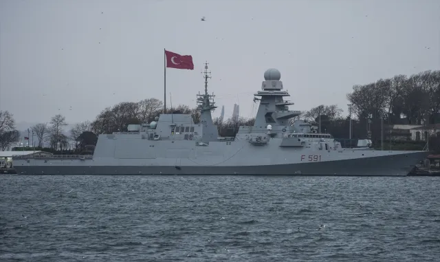 İtalyan fırkateyninden NATO Daimi Deniz Görev Grubu-2 kapsamında İstanbul'a liman ziyareti