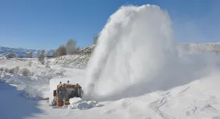 Kastamonu'da heyelan nedeniyle kapanan köy yolu ekiplerin çalışmasıyla ulaşıma açıldı