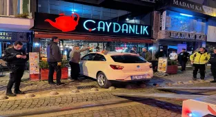 Kocaeli'de kontrolden çıkan otomobilin kafeteryaya girdiği kazada 2 kişi yaralandı