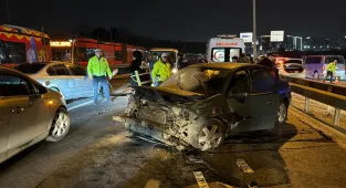 Küçükçekmece'de zincirleme kazada 1 kişi yaralandı