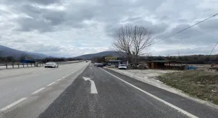 Kurşunlu ilçesinde D100 kara yolu kenarındaki satış yerlerinin önüne bariyer yapılıyor