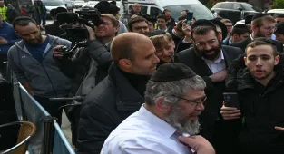 Londra'da Al Jazeera muhabirlerine hakaret eden kişinin polis olduğu belirlendi