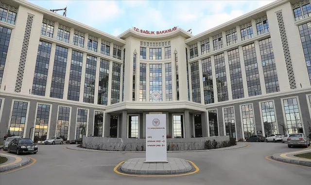 Lübnan Sağlık Bakanlığı: İsrail'in 2 Mart'tan bu yana Lübnan'a düzenlediği saldırılarda hayatını kaybedenlerin sayısı 64 artarak 634'e, yaralı sayısı ise 1586'ya yükseldi