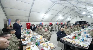 Mardin Valisi Akkoyun, Nusaybin'deki üs bölgesinde güvenlik güçleriyle iftar yaptı