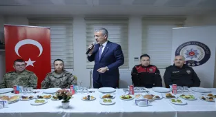 Mardin Valisi Akkoyun özel harekat polisleriyle iftar yaptı