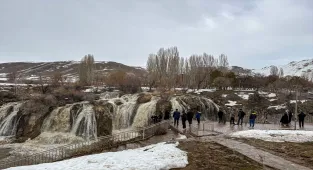 Muradiye Şelalesi yağışların etkisiyle daha coşkulu akmaya başladı