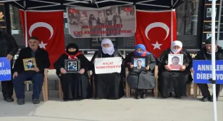 Muş'ta evlatlarına kavuşmak isteyen aileler, DEM Parti önündeki eylemlerini sürdürdü