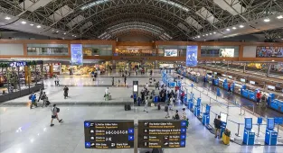 Sabiha Gökçen Havalimanı'nın hava trafik kontrol kulesi Türk bayrağı renklerine büründü