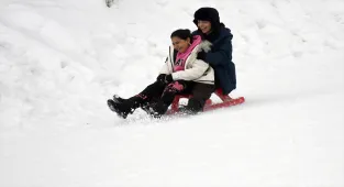 Sarıkamış Kayak Merkezi'nde tatilin son gününde çocuklar kızak keyfi yaşadı
