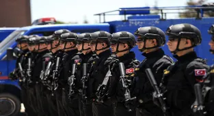 Selçuklu sultanlarının türbesinde jandarma personeli saygı nöbeti tutuyor