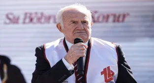 Türk Böbrek Vakfı, pet şişelerden dev böbrek maketiyle farkındalık etkinliği düzenledi