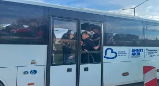 Uşak’ta Balıkesirspor taraftarlarını taşıyan otobüse taşlı saldırı