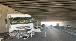 Uşak'ta tır ile çarpışan otomobilin sürücüsü yaralandı