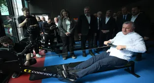 Bakan Bak, Edirne'de kürek sporcularını ziyaret etti