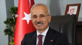 Bakan Uraloğlu: Ocean Thunder isimli Türk sahipli gemi dün gece Hürmüz Boğazı'nı geçti. Böylece savaşın başından bu yana Körfez'de bekleyen 3 gemi boğazdan güvenle ayrılmış oldu