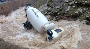 Bitlis'te dereye düşen beton mikserinin sürücüsü kayboldu