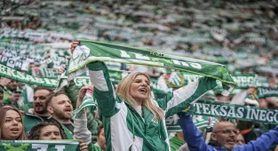 Bursaspor, Nesine 2. Lig Kırmızı Grup 33. hafta maçında Somaspor'u 5-1 yenerek 1. Lig'e yükselmeyi garantiledi.