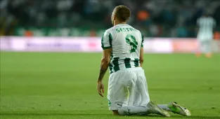 Bursaspor taraftarından şampiyonluk maçına 40 bin kartonluk koreografi