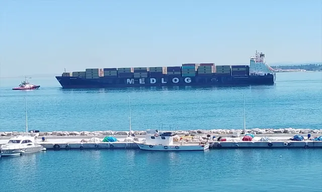 Çanakkale Boğazı'nda arızalanan gemi güvenli bölgeye çekildi