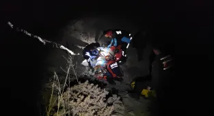 Çorum'da kayalıklardan uçuruma düşen kişi ekiplerce kurtarılmaya çalışılıyor