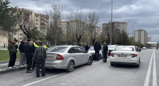 Dedesinin otomobiliyle gezen ehliyetsiz genci polis yakaladı