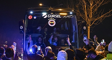 Derbiyi kazanan Fenerbahçe'yi, tesislerinde taraftarları karşıladı