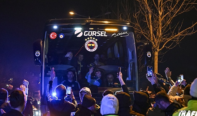 Derbiyi kazanan Fenerbahçe'yi, tesislerinde taraftarları karşıladı