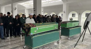 Emekli askerin öldürdüğü eşi ve kızının cenazesi Eskişehir'de toprağa verildi