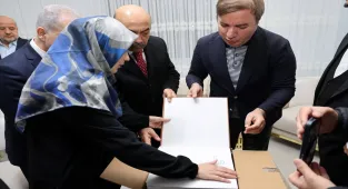 Erzincan Valisi Aydoğdu, görme engelli hafıza, Braille alfabeli Kur'an-ı Kerim hediye etti