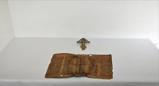 Erzurum'da Orta Çağ dönemine ait parşömen ve bronz haç ele geçirildi