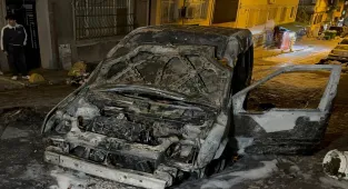 Fatih'te yanan hafif ticari araç kullanılamaz hale geldi