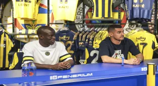 Fenerbahçeli futbolcular Kante ve Levent Mercan imza gününde taraftarlarla buluştu