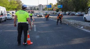 GÜNCELLEME 2- İzmir'de tırın 9 araca çarptığı kazada 3 kişi öldü, 4 kişi yaralandı