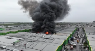 GÜNCELLEME - Adana'da geri dönüşüm tesisinde çıkan yangına müdahale ediliyor