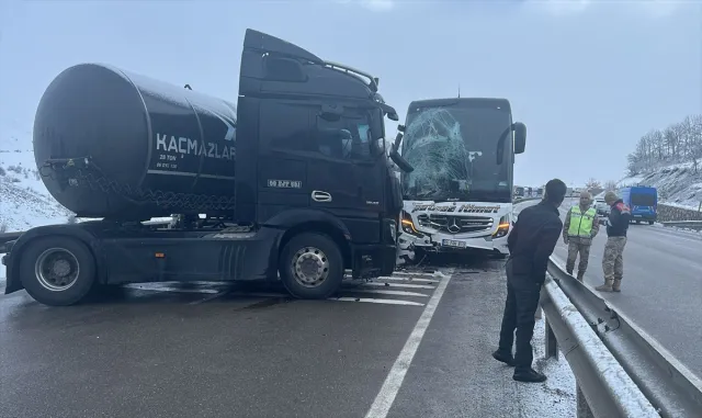 GÜNCELLEME - Erzurum'da 5 aracın karıştığı zincirleme kazada biri çocuk 2 kişi öldü, 9 kişi yaralandı