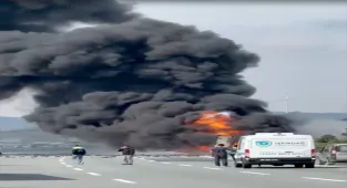 GÜNCELLEME - İstanbul'da Kuzey Marmara Otoyolu'nda tırda çıkan yangın söndürüldü