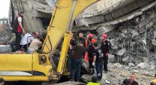 GÜNCELLEME - Kahramanmaraş'ta 5 katlı otoparkın yıkımı sırasında iş makinesi enkaz altında kaldı