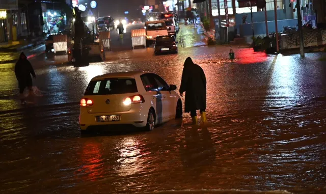 GÜNCELLEME - Osmaniye'de sağanak nedeniyle Bülbül Deresi ve Savrun Çayı taştı