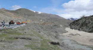 Heyelan meydana gelen Hakkari-Van kara yolunda iki gündür ulaşım sağlanamıyor