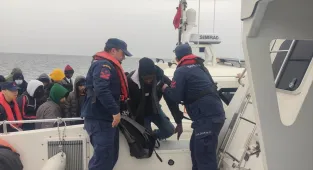 İzmir'de 26 düzensiz göçmen kurtarıldı, 19 göçmen yakalandı