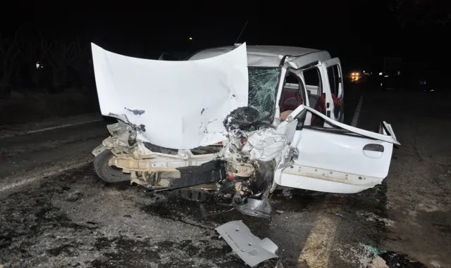 İzmir'de hafif ticari araç, otomobil ve traktörün karıştığı kazada 4 kişi yaralandı