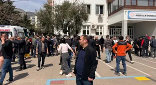 Kahramanmaraş Valisi Mükerrem Ünlüer, kentteki bir okulda yaşanan silahlı saldırıda 3'ü öğrenci, biri öğretmen 4 kişinin hayatını kaybettiğini, 20 kişinin yaralandığını bildirdi
