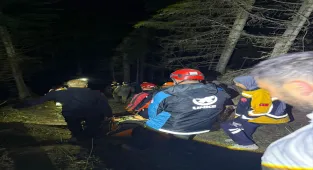 Kastamonu'da uçurumdan yuvarlanarak kayalıklarda sıkışan genç kurtarıldı