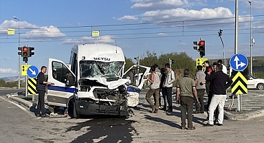 KAYSERİ - Kayseri'de kamyon ile işçi servisinin çarpıştığı kazada 8 kişi yaralandı