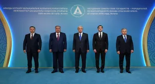 Kazakistan: Aral Gölü'nün tabanından yayılan milyonlarca ton tuz ve kimyasal bölge sınırlarını aşıyor