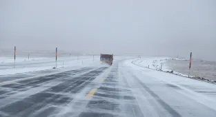 Kop Dağı Geçidi'nde kar ve tipi ulaşımda aksamalara yol açtı