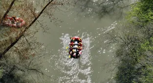 Maceraseverler hafta sonunun tadını Melen Çayı'nda rafting yaparak çıkardı