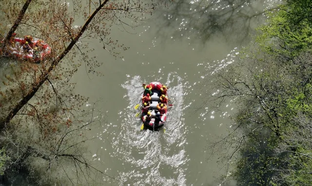 Maceraseverler hafta sonunun tadını Melen Çayı'nda rafting yaparak çıkardı