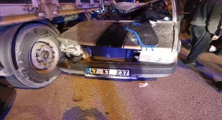 Mardin'de park halindeki tıra çarpan otomobildeki 5 kişi yaralandı