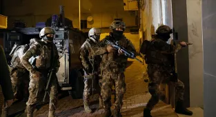 Mersin merkezli 8 ilde düzenlenen FETÖ operasyonunda 43 şüpheli yakalandı